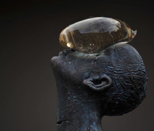 Гігантська скляна крапля балансує на обличчі кам’яної людини