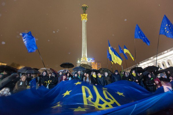 10-ukraine_euromaidan_flag_eu-tsn_-ua_