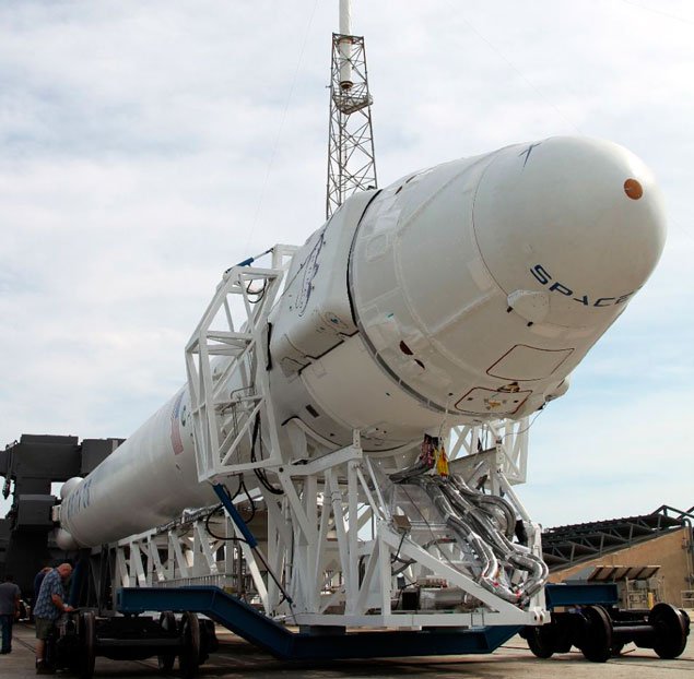 Вантажний корабель SpaceX повертається на Землю