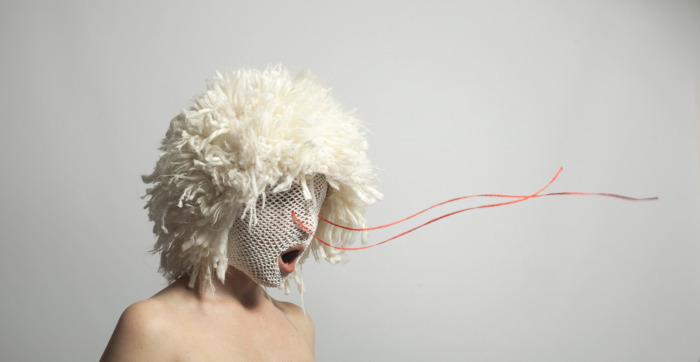 Екстравагантні маски із пряжі про особистість і соціальні мережі