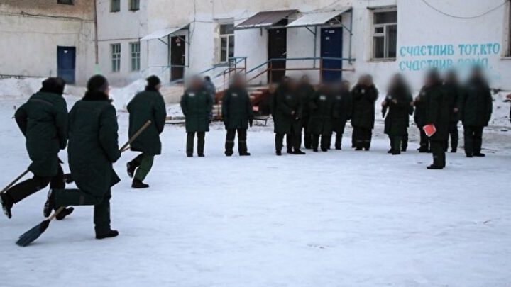 После скандала с пытками в российских тюрьмах заключенных заставили играть швабрами в хоккей