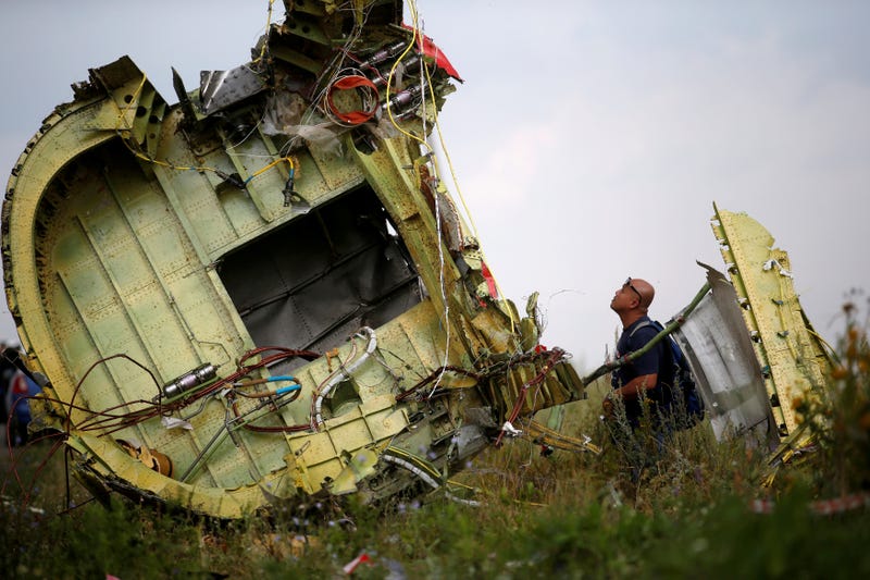 ФОТО НА ФАЙЛ: Малайзийский следователь осматривает место крушения рейса MH17 Malaysia Airlines возле села Грабово (Грабово) в Донецкой области, Украина, 22 июля 2014 г. REUTERS/Максим Змеев/Фото из архива