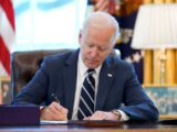 Президент США подписал ленд-лиз для Украины