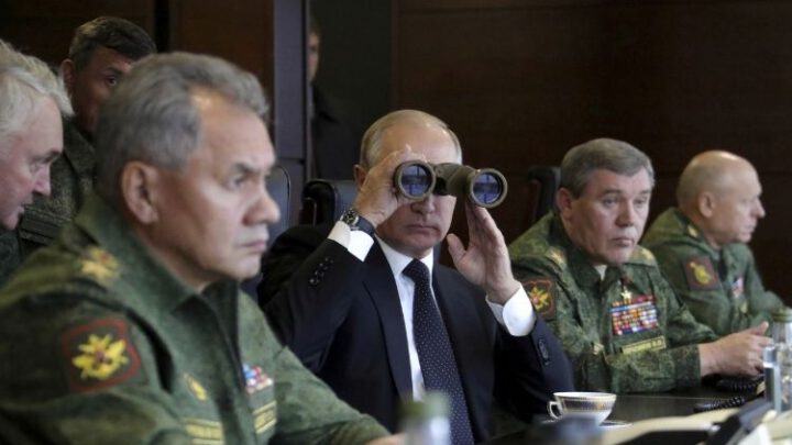 Путин разогнал генералов и лично руководит армией в Украине
