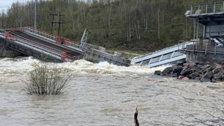 В Курской области обрушился железнодорожный мост