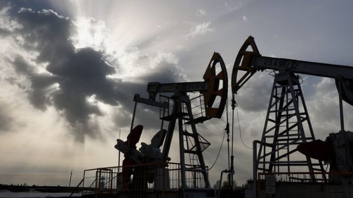 Британия вслед за ЕС запретит страховать российские суда с нефтью