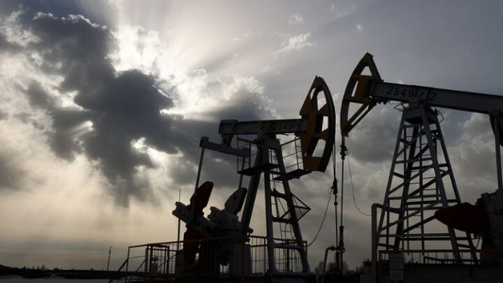 Казахстан планирует продавать нефть через Азербайджан в обход России