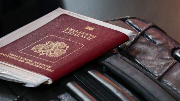 У Росії забирають паспорти високопосадовців, щоб зупинити виїзди за кордон
