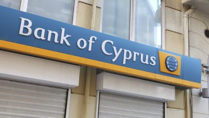 Крупнейший банк Кипра массово закрывает счета россиянам