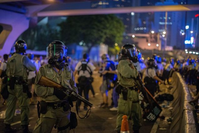10 драматических фотографий, иллюстрирующих протесты и репрессии в Гонконге