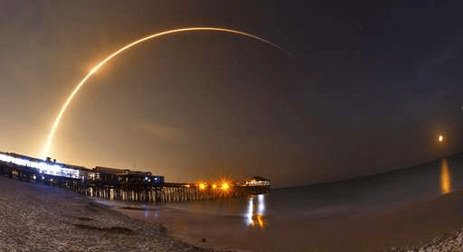 SpaceX запускає супутник зв`язку, знищуючи старий ракетоносій