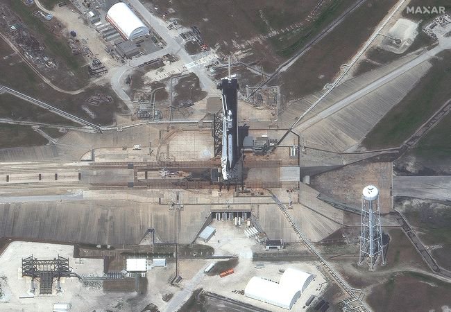 Ось як виглядає з космосу перший космічний корабель SpaceX для перевезення космонавтів (супутникові фотографії)