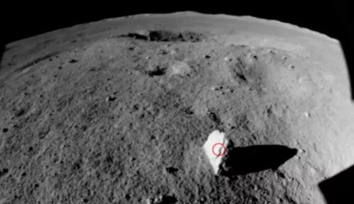 Китайский луноход Yutu 2 обнаружил «каменную веху» на обратной стороне Луны