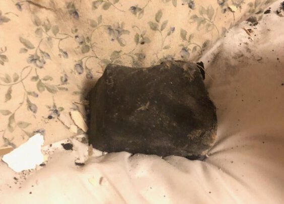 Метеорит упал в постели женщины в Канаде